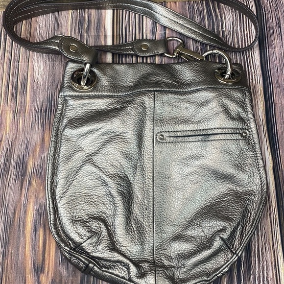 B Makowsky Silver Metallic Bag - Picture 2 of 14
